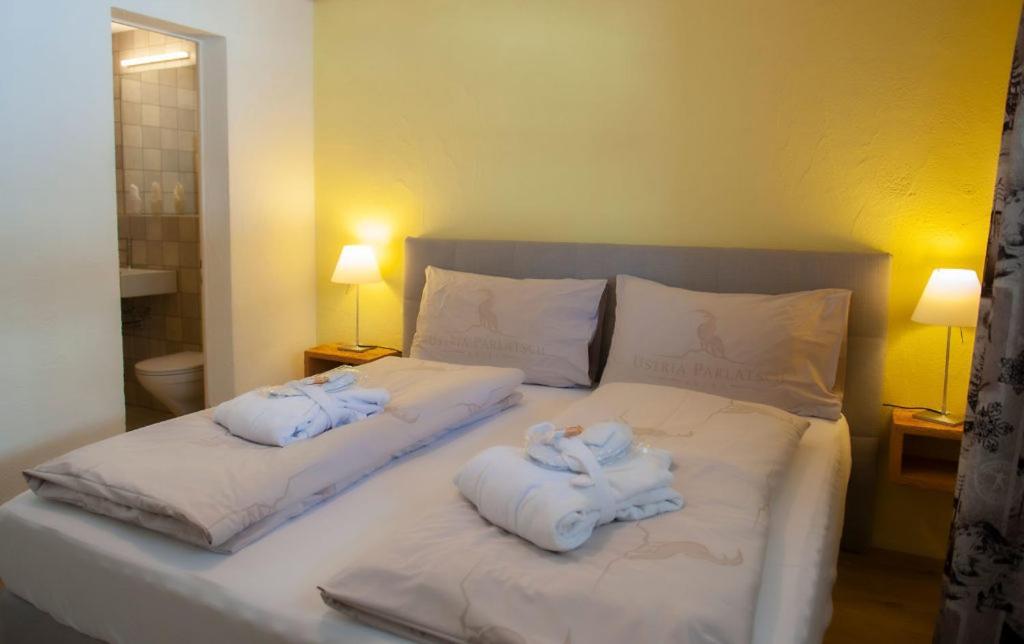 Hotel Ustria Parlatsch Trin Exteriör bild