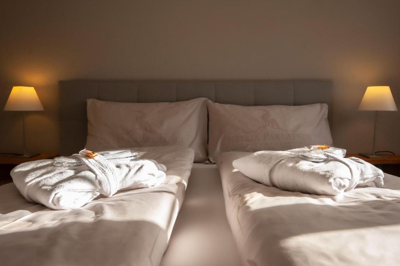 Hotel Ustria Parlatsch Trin Exteriör bild